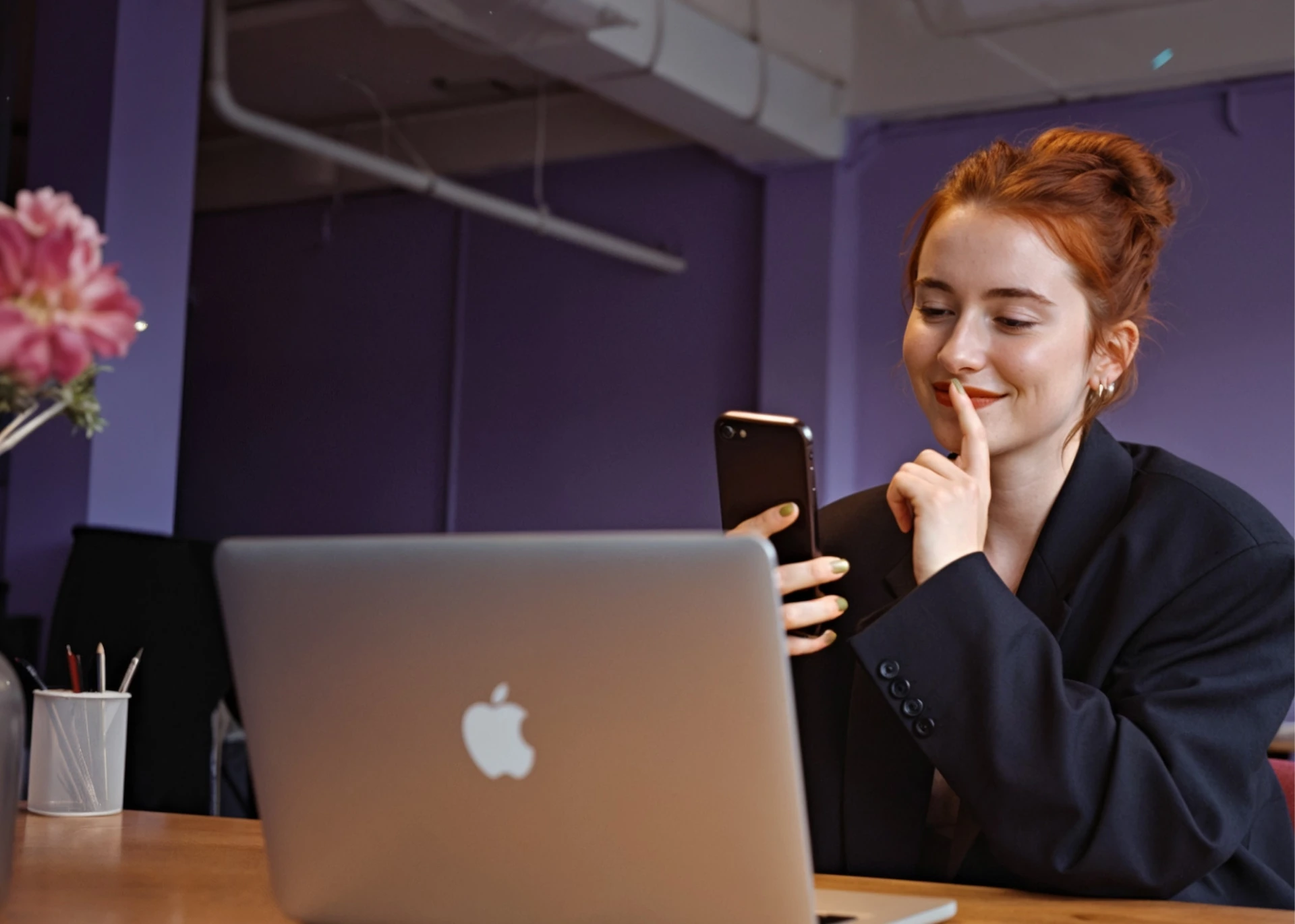 Donna che controlla il telefono alla scrivania